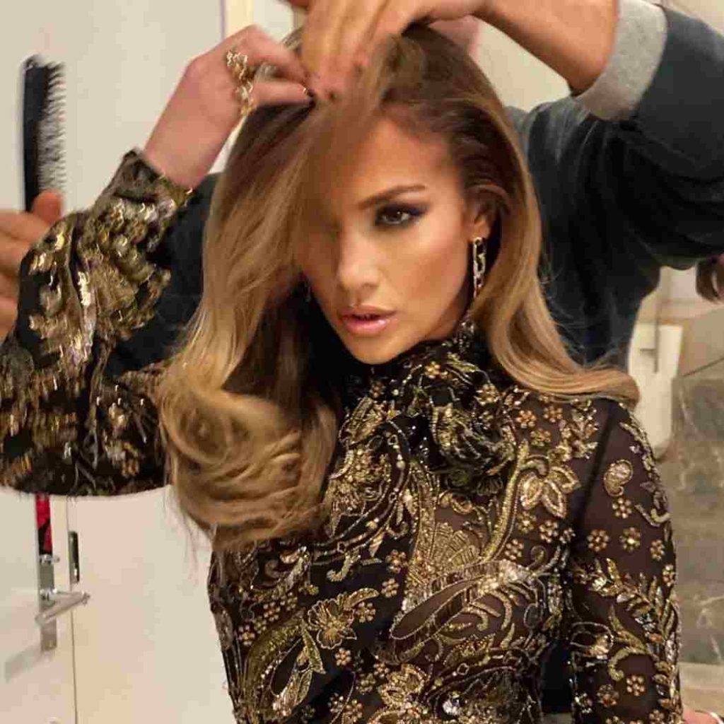  Sexy bombshell haircut bangs need a lot of volumes, many lengths, and delicate highlights á la Jennifer Lopez.